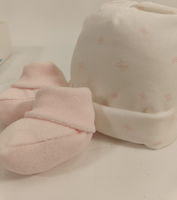 CAPPELLINO+SCARPETTE NEONATA 7546 Tellini S.r.l. Ingrosso Abbigliamento